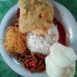 Nasi Uduk Bihun Orek Gorengan Krupuk  Sambal