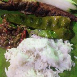 Lelepenyet  Nasi  Tempe / Terong Goreng   Kuahsop   Lalapan