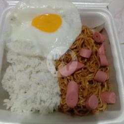 Nasi Indomie Goreng Sosis Telor Ceplok