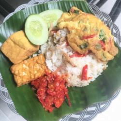 Nasi Liwet Teri Tahu Tempe Telur Dadar Sambel Bawang Gurih Dan Lezat