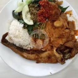 Nasi   Ikan Lele Goreng/balado  Es Teh Manis   Panas / Dingin