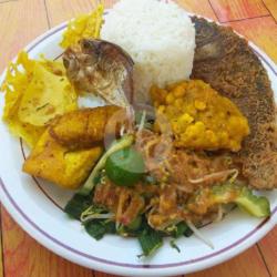 Nasi Pecel Lauk Ikan Mujair Goreng