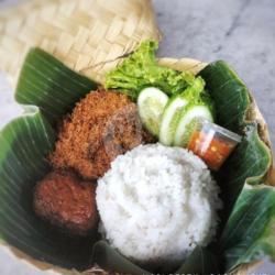 Nasi Ayam Goreng Serundeng Plus Tahu/tempe Bacem Dalam Besek