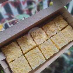 Fudgy White Brownies Topping Keju