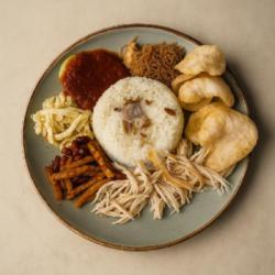 Nasi Lemak Telur Suwir Sambal Bihun Tempe Kcg Ayam Suwir