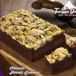 Streusel Almond Brownies