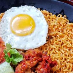 Indomie Goreng Ayam Geprek Telur Lalapan