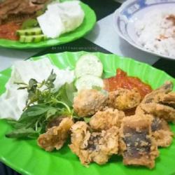 Nasi Penyetan Belut Tepung   Tahu   Terong   Tempe Sambel Super Pedes Dan Lalapan