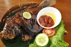 Ikan Nila Goreng / Bakar   Lalapan   Sambal Mentah / Sambal Bawang