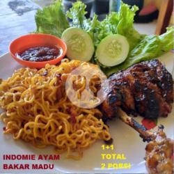 3 Porsi Indomie Ayam Bakar  Es Teh /.hangat