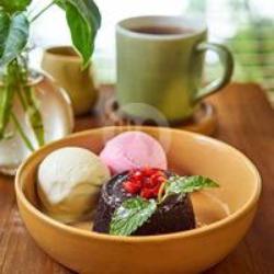 Chocolate Lava Cake With Ice Cream