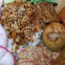 Nasi Uduk Telur Semur