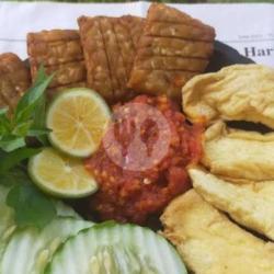 Nasi   Tempe Tahu Kremes