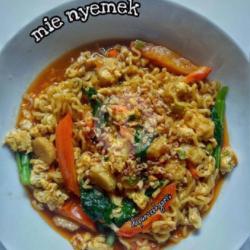 Indomie Rebus/kuah Nyemek Telur Toping