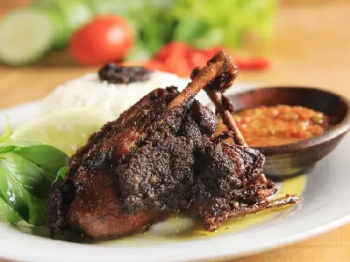 Bebek Bumbu Hitam" Lek Marlo, Sukoharjo
