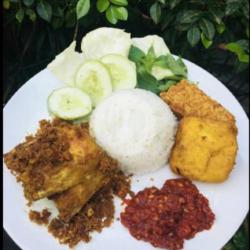 Nasi Ayam Goreng Serundeng Dada Komplit