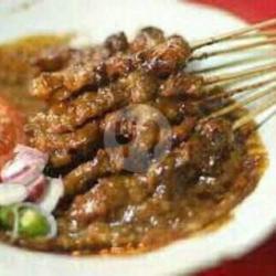 Sate Kambing Plus Lontong