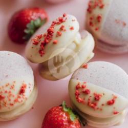 Macaron Strawberry White Chocolate