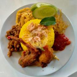 Nasi Kuning Tumpeng Ayam