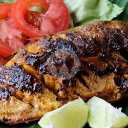 Ikan Tongkol Bakar   Sambal   Lalapan   Es Teh