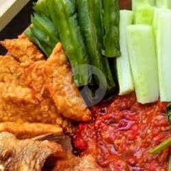 Nasi   Ikan Asin Sepat   Tempe Goreng   Sambel Mentah   Timun   Buncis Rebus