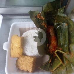 Nasi Botok Ati Ampela Tahu Tempe Goreng