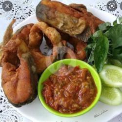 Lalapan Patin Goreng