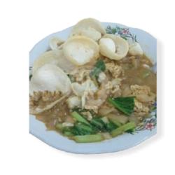 Mie Kuah Burung Dara Kuah Sedap   Sawi   Potongan Cabai Rawit   Tomat Potong   Timun Potong   Telur Campur   Kerupuk   Bawang Goreng