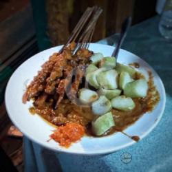 Sate Ayam Bumbu Kacang Lontong