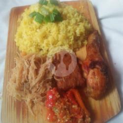 Nasi Kuning/putih/ayam Goreng   Tempe Bihun