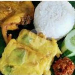 Ayam Goreng   Nasi    Tempe Mendoan