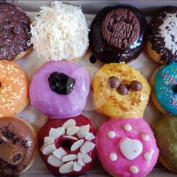 Zeco Donut Dengan Aneka Glaze Choco,tiramisu,matcha,vanila,cheese,redvelvet,bluberry,taro,cheese,avocado,ovomaltine,capucinno,srikaya Yg Bisa D