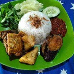 Nasi Tempe  Terong   Tahu Goreng Sambel Terasi Lalapan Timun Kol Maap Kalau Kadang Kemangi Habis