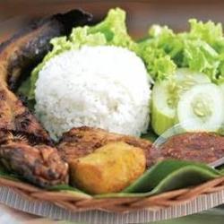 Pecel Lele   Nasi Uduk   Tahu,tempe   Sambal   Lalapan