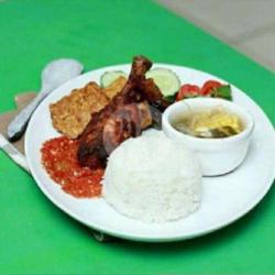 Paket Ayam Bakar Pedes   Es Teh