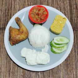 Gembul 4 Nasi Paha Goreng : Nasi Ayam Tahu/tempe Sambel Lalapan