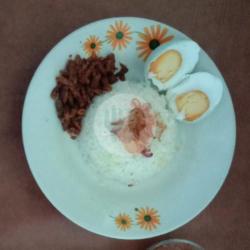 Nasi Uduk Telor Asin