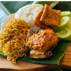 Ayam Geprek   Nasi   Indomie Goreng