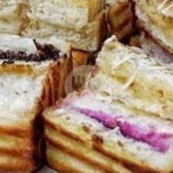 Roti Bakar Rasa Blueberi Susu Dan Keju