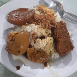 Nasi Uduk Semur Tahu Kentang  Telor Dadar