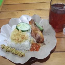 Nasi Uduk Ayam Goreng Kremes Tempe Sate Usus   Teh   Bento