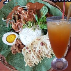 Nasi Pecel Istimewa   Es Kawista