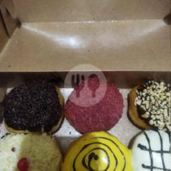 Donat Bomboloni Glaze 1/2 Lusin Rasa Coklat, Coklat Kacang, Coklat Oreo,coklat Offwhite, Mochacino,coklathazelnut,