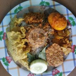 Nasi Pecel Telur Bulat