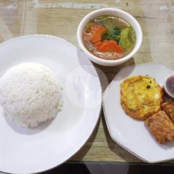 Menu Makan Siang Sayur Sop Telur Tempe Sambal