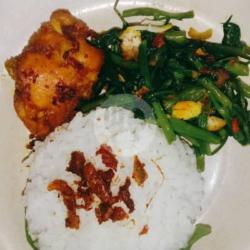 Paket Nasi Ayam Sambal  Tumis Kangkung  Air Mineral