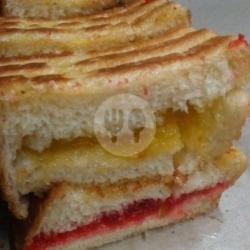 Roti Bakar Stoberi Nanas