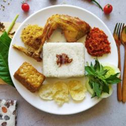 Nasi Uduk Ayam Kampung Goreng