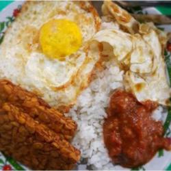 Penyetan Nasi Telor Ceplok Tahu Tempe Lalapan