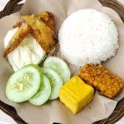 Ayam Goreng Laos Lalapan   Nasi   Tahu / Tempe